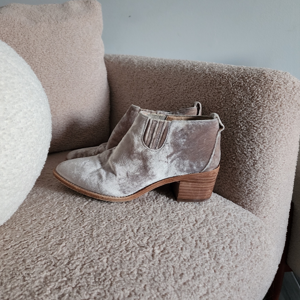 Madewell The Grayson Chelsea Boot in Velvet